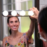 Hollywood makeup light with suction cup for mirror, cordless | StudioLight